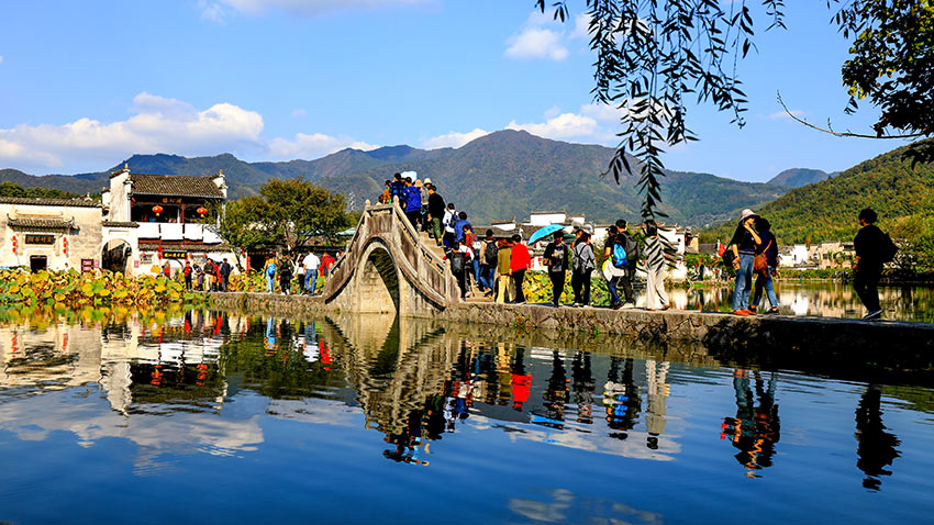 南湖挖凿于明万历丁未年（公元1607年），仿造西湖“平湖秋月”的形式建成南湖。