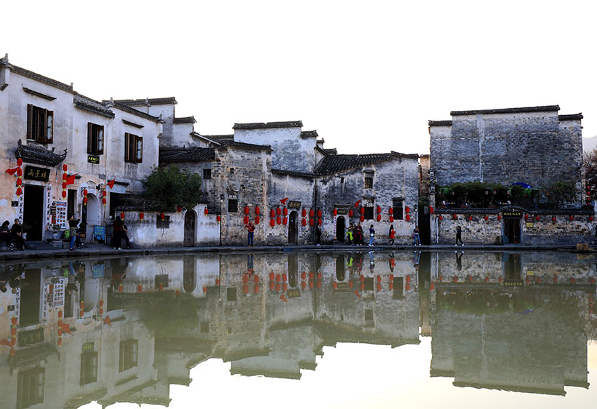 月沼挖凿于明永乐年间（公元1403年-1423年），取“花开则落，月盈则亏”之意。