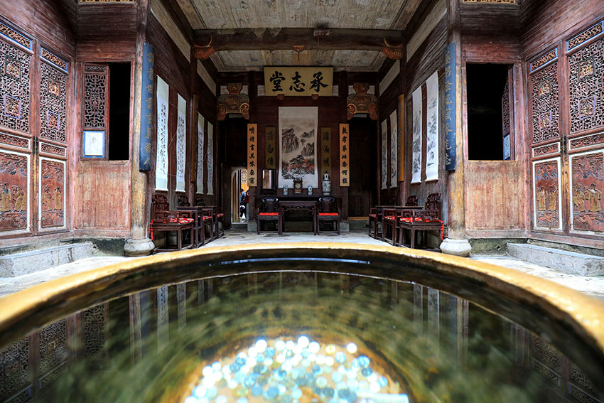 承志堂位于村中上水圳，建成于清咸丰五年（公元1855年），占地面积2100平方米，建筑面积3000平方米，是清末宏村大盐商汪定贵的住宅，整幢建筑精雕细刻、朱柱金梁。建筑特色是整体结构非常协调，三雕精美，建筑与自然融为一体。
