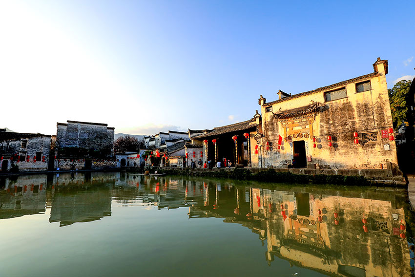 月沼挖凿于明永乐年间（公元1403年-1423年），取“花开则落，月盈则亏”之意。