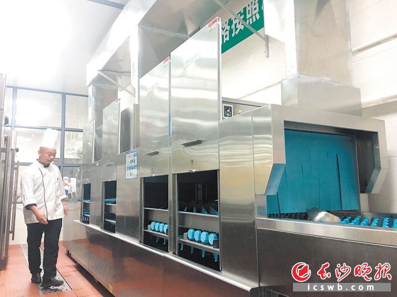 长沙市实验小学今年对食堂进行了“明厨亮灶”改造，增设了自动消毒洗碗机等设备。