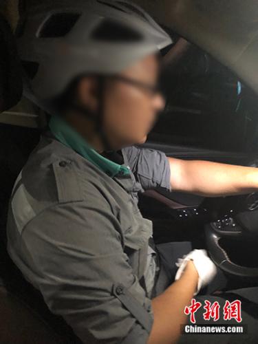 何伟在工作中。受访人供图