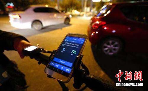 深夜的北京，代驾司机游荡着等待订单。受访人供图