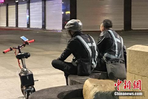 深夜街头，等待订单的代驾司机。受访人供图