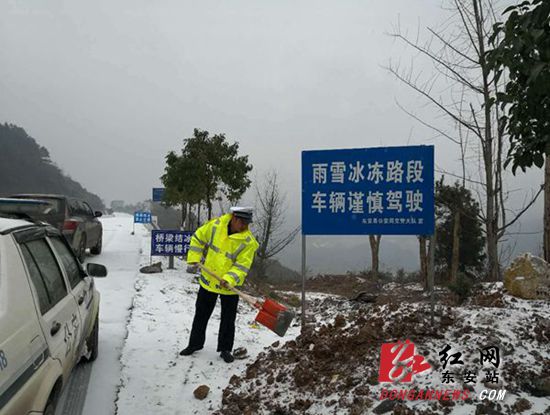 东安冬安：交警全员上岗除冰保畅暖民心
