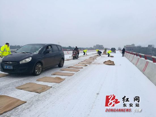 东安冬安：交警全员上岗除冰保畅暖民心