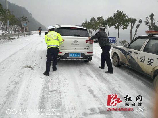 东安冬安：交警全员上岗除冰保畅暖民心