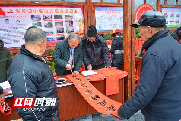 艺术家们为老百姓送春联_副本.jpg