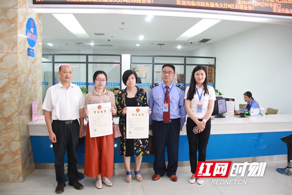 启动“最多跑一次”改革，大幅压缩企业开办时间。市工商局党组书记、局长张伯文（左一）为企业办法营业执照.JPG