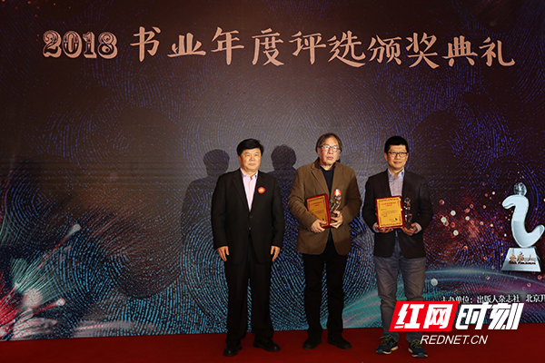 2019年8月经济学家_...2019世界新兴产业大会在河南省郑州市举行.图为著名国际经济学家...(2)