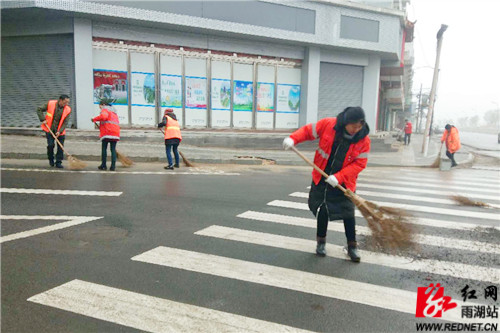 环卫工人集中清扫.jpg