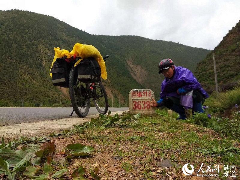 为了鼓励即将升入初三的学生们，刘建强开始了23天的川藏线骑行。