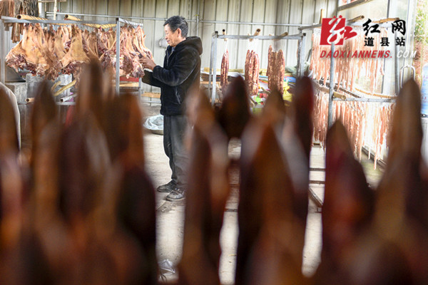 道县：熏腊肉迎新年
