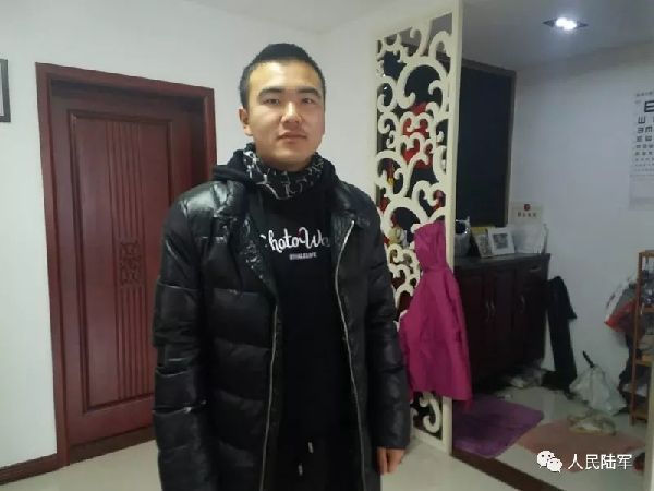 婴儿5米高差滚落，兵哥哥飞身救人！