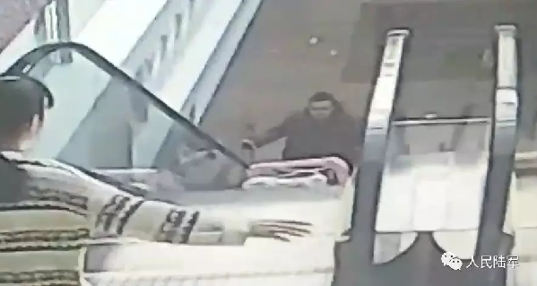 婴儿5米高差滚落，兵哥哥飞身救人！