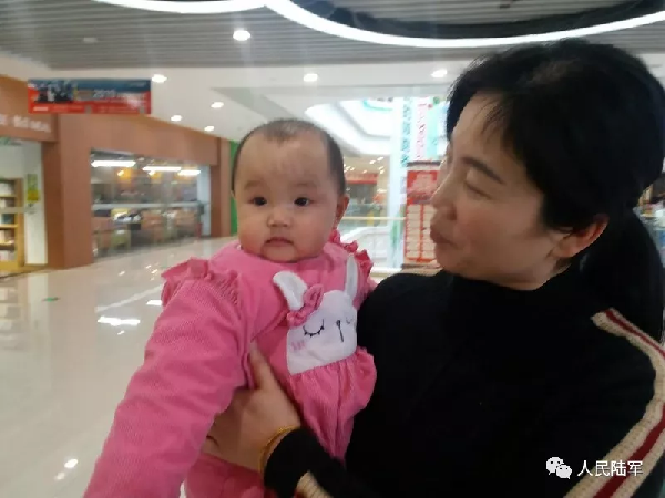 婴儿5米高差滚落，兵哥哥飞身救人！