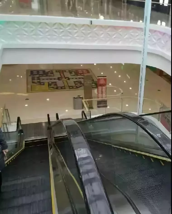 婴儿5米高差滚落，兵哥哥飞身救人！