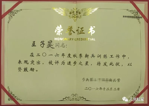 婴儿5米高差滚落，兵哥哥飞身救人！