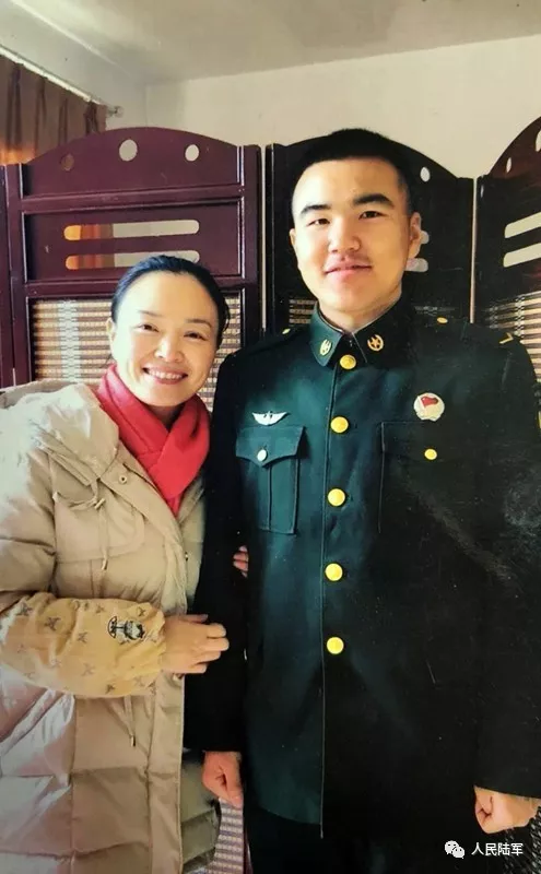 婴儿5米高差滚落，兵哥哥飞身救人！