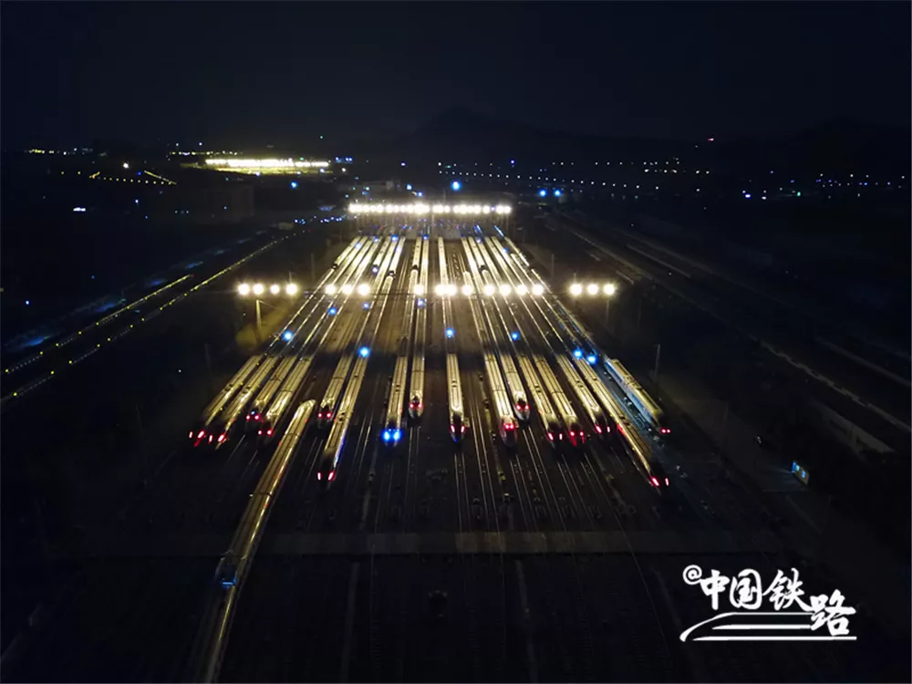关于谁家的“陆地航母”更炫酷，网友这样说……