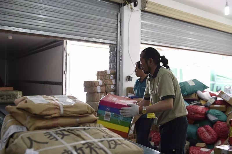 他是孤独的“航标”，也是幸福的使者