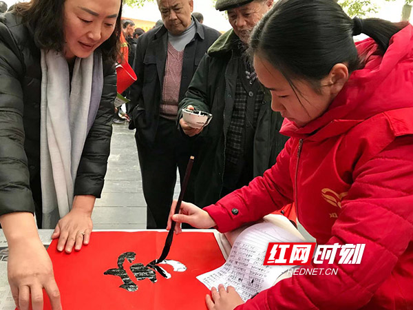道县义工联举办免费送春联活动