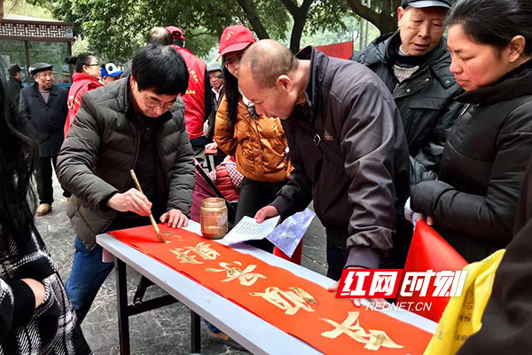 道县义工联举办免费送春联活动