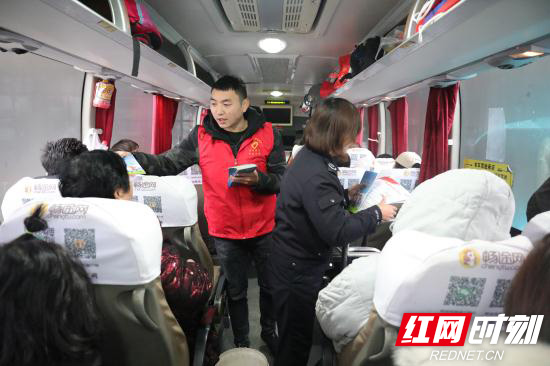 消防志愿者为市民发放宣传资料.JPG 消防志愿者为市民发放宣传资料.JPG
