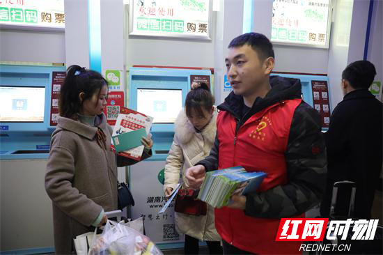 消防志愿者进汽车站售票厅宣传.jpg 消防志愿者进汽车站售票厅宣传.jpg