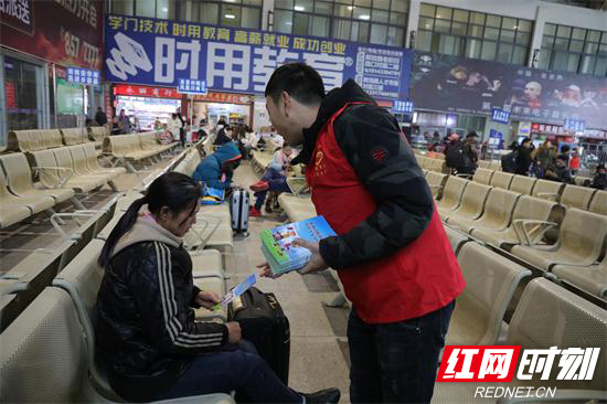 消防志愿者进候车厅宣传.JPG 消防志愿者进候车厅宣传.JPG