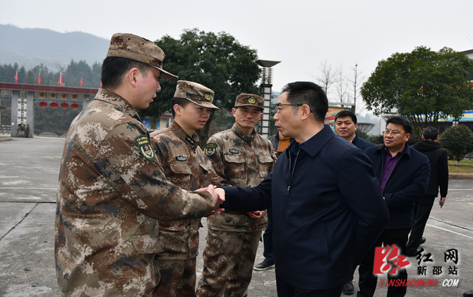 谢迎春)新春佳节即将到来,1月29日,湖南省新邵县委书记阳晓华看望慰问