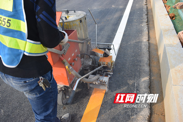 路面标线施工。.jpg