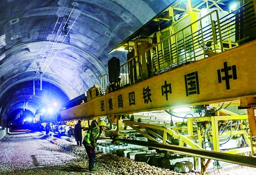 重庆市黔江区人口_...施工人员在黔(重庆市黔江区)张(湖南省张家界市)常(湖南