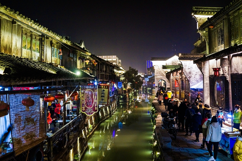 新市古镇夜景。（人民网姚欣雨 摄）