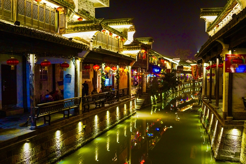 新市古镇夜景。（人民网姚欣雨 摄）