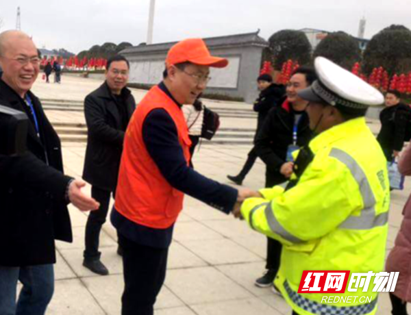 隆回县委副书记、县长刘军（左二）在隆回高铁站当志愿者.png