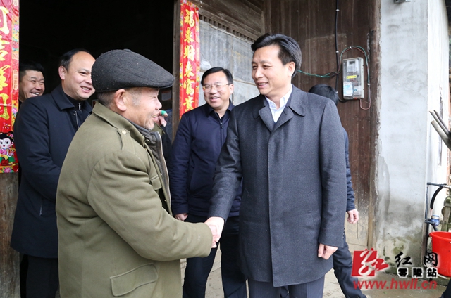 零陵区领导深入邮亭圩镇走访慰问贫困群众和调研指导脱贫攻坚工作