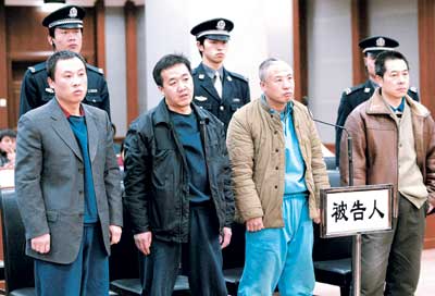 4凶犯抢车勒杀6人撞死1警察 自称报复社会(图)