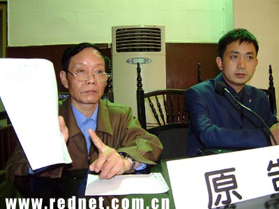 (喻晖把长沙普尔斯马特推上被告席)