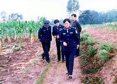 2003年8月任长霞在雨中勘察现场