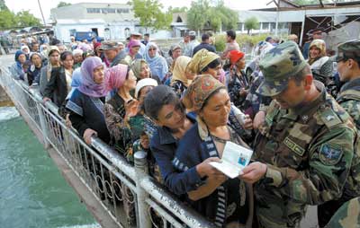 乌兹别克斯坦200人边境示威 要求释放暴动首领