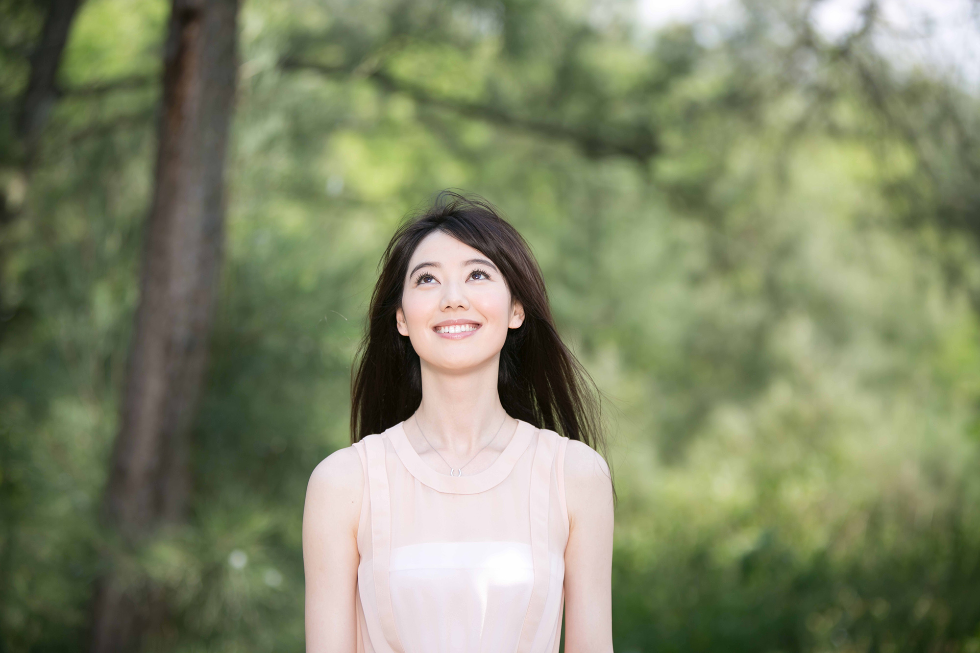 最美主播王冠写真清新温暖传递青春正能量