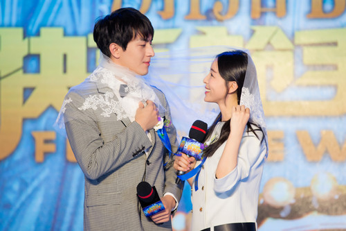 张静初快枪手首映辣条抢镜林更新自嘲花式喂狗