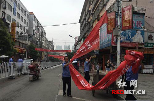 跨街横幅织起"天罗地网 隆回城管集中清除