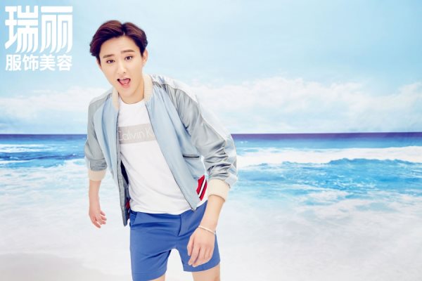 于小彤曝夏日清凉大片 表情鬼马活力十足