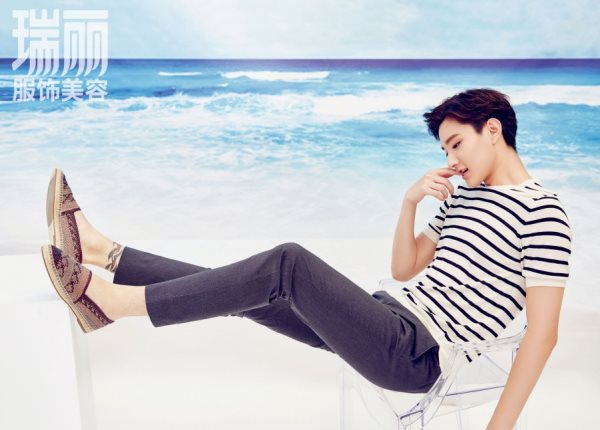 于小彤长腿抢镜