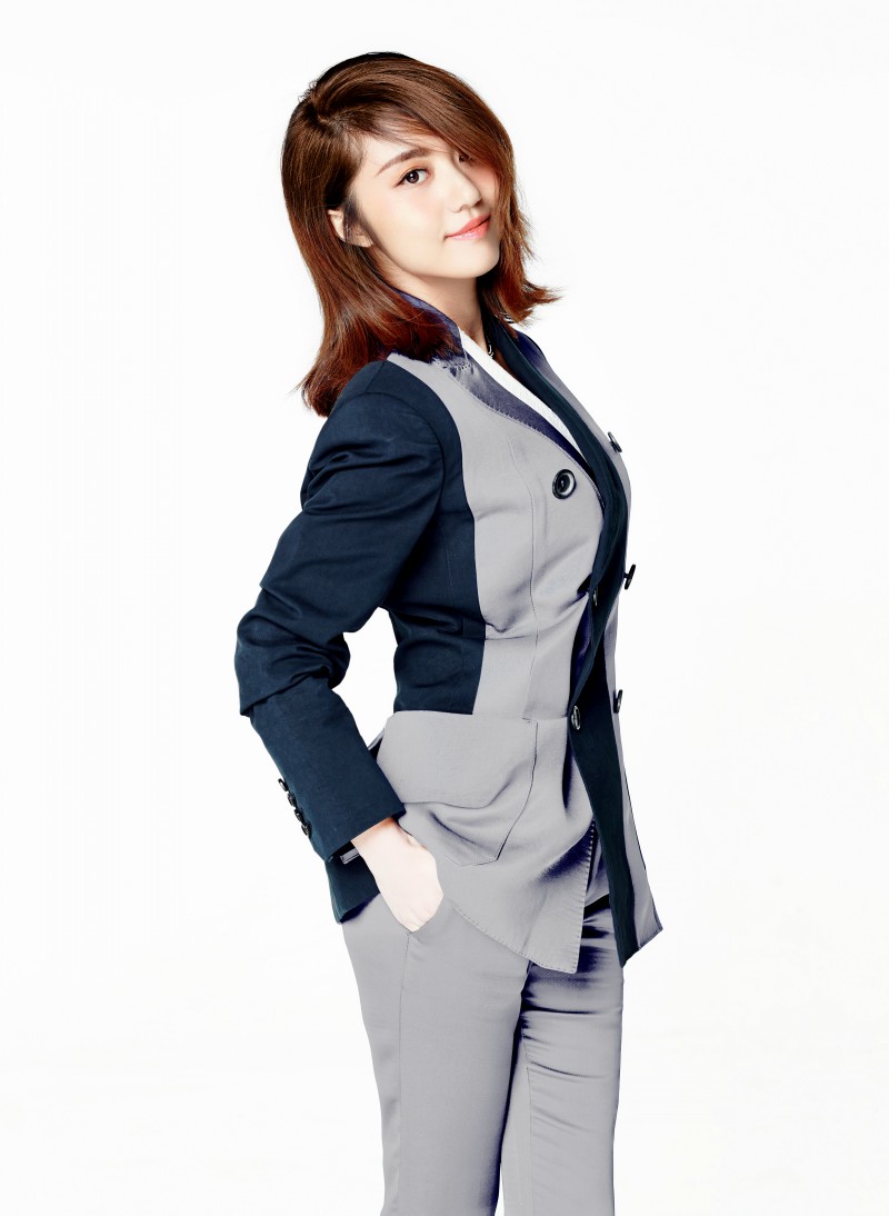 张馨心时尚boss大片曝光短发西装彰显总裁范儿