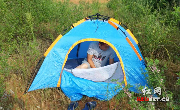 男生支起小帐篷图片