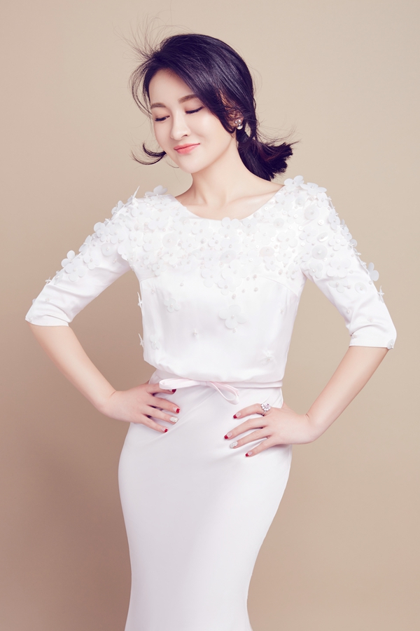 郑逸桐新曝甜美写真雅致长裙自然随性