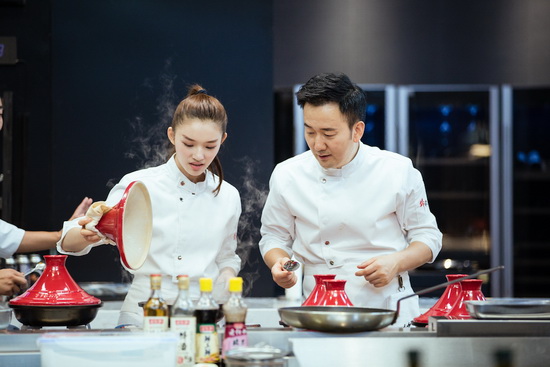 英皇(北京)文化和蓝天下传媒联合出品的电影级美食综艺《十二道锋味3